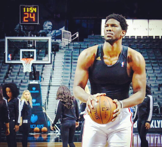 詹姆斯妻子更新社媒 晒与丈夫一起练普拉提视频